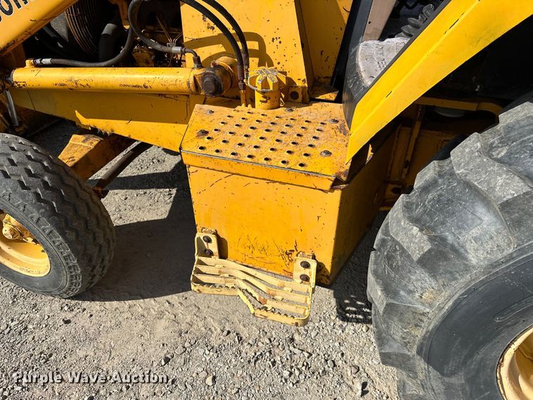 image for item EJ4368 1992 John Deere  310D backhoe