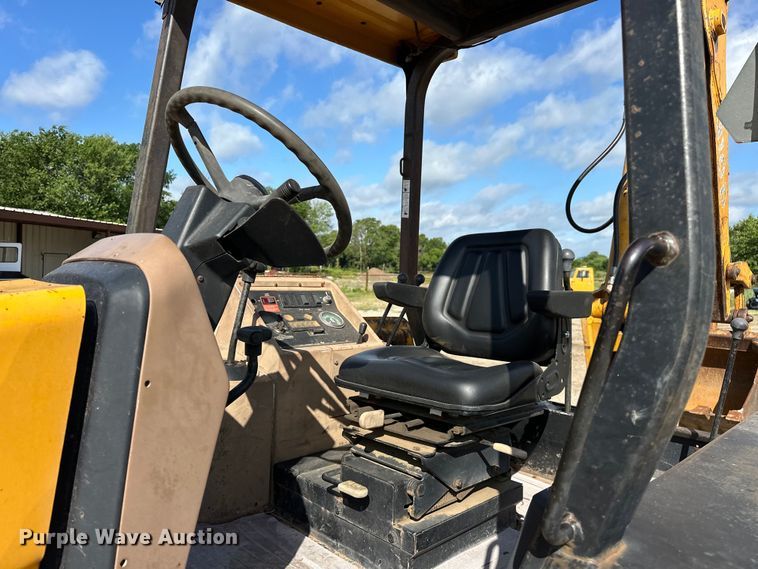 image for item EJ4368 1992 John Deere  310D backhoe