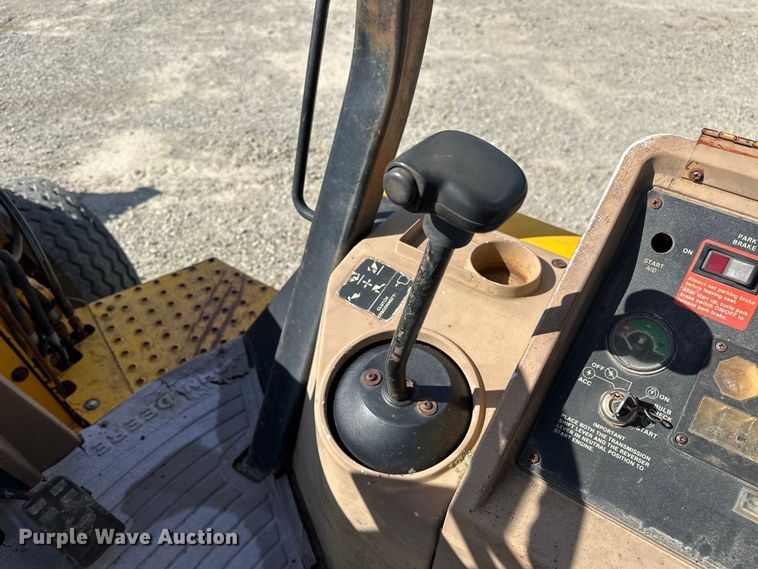 image for item EJ4368 1992 John Deere  310D backhoe