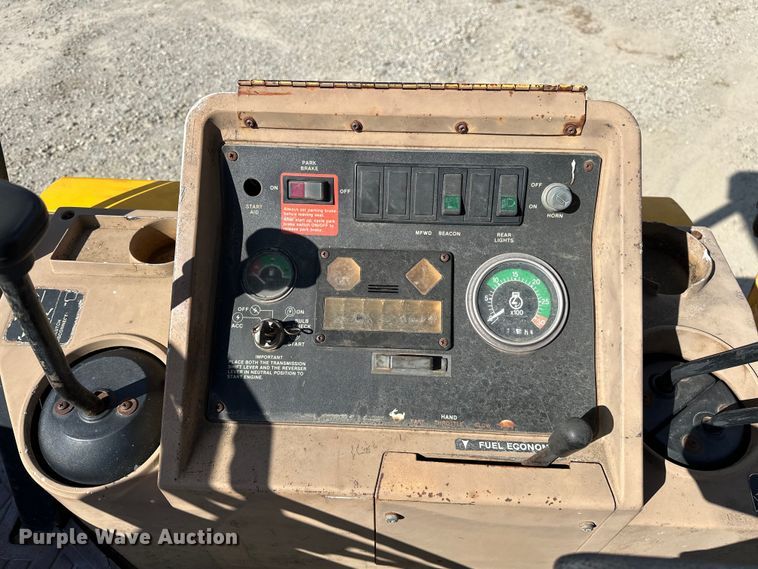 image for item EJ4368 1992 John Deere  310D backhoe