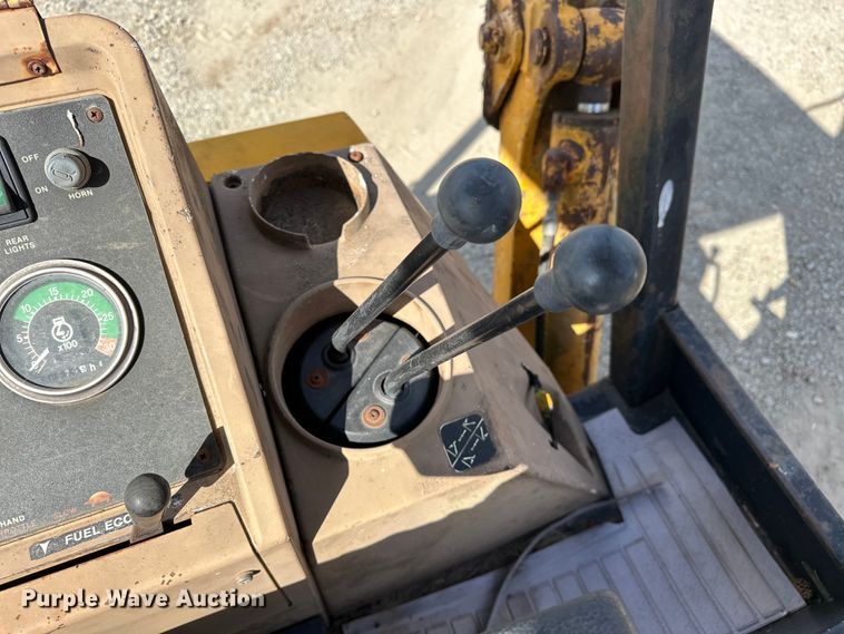 image for item EJ4368 1992 John Deere  310D backhoe