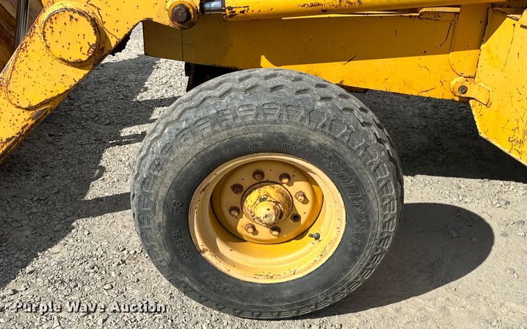 image for item EJ4368 1992 John Deere  310D backhoe