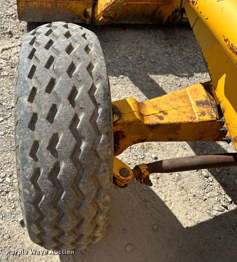 image for item EJ4368 1992 John Deere  310D backhoe