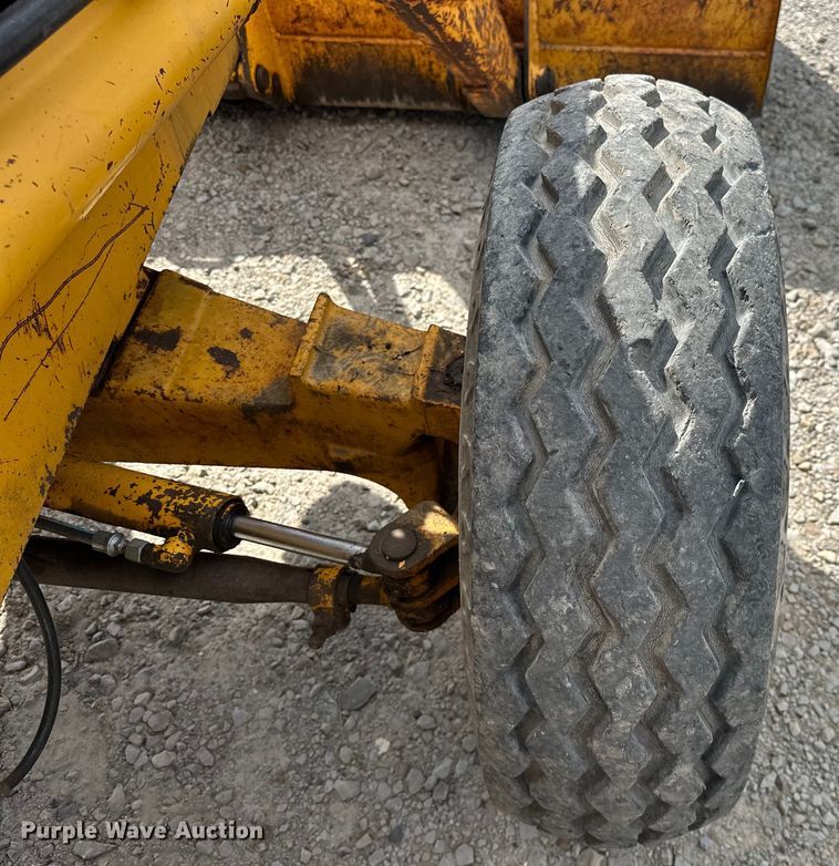 image for item EJ4368 1992 John Deere  310D backhoe