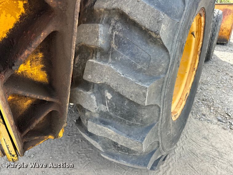 image for item EJ4368 1992 John Deere  310D backhoe