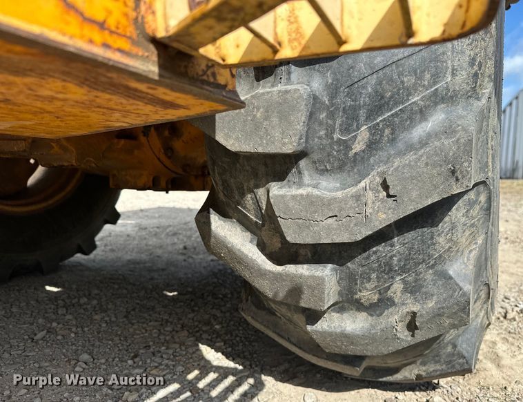 image for item EJ4368 1992 John Deere  310D backhoe