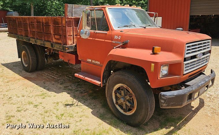 image for item EJ5697 1987 Ford F700 dump flatbed truck