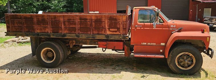 image for item EJ5697 1987 Ford F700 dump flatbed truck