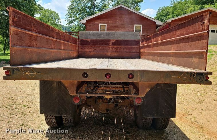 image for item EJ5697 1987 Ford F700 dump flatbed truck