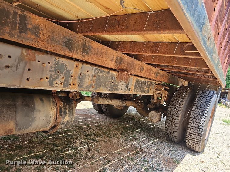 image for item EJ5697 1987 Ford F700 dump flatbed truck