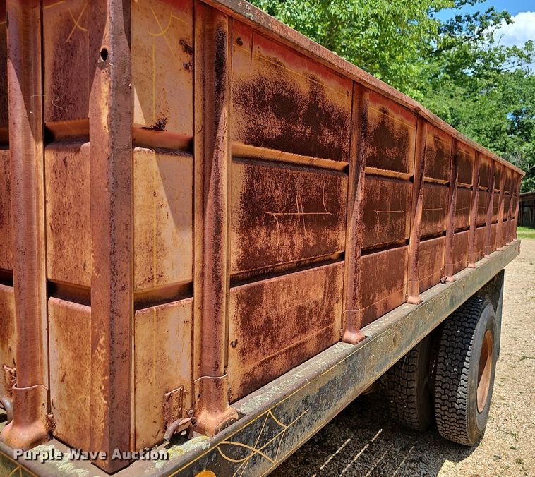 image for item EJ5697 1987 Ford F700 dump flatbed truck