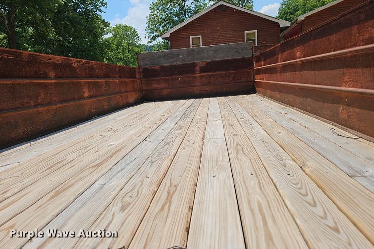 image for item EJ5697 1987 Ford F700 dump flatbed truck