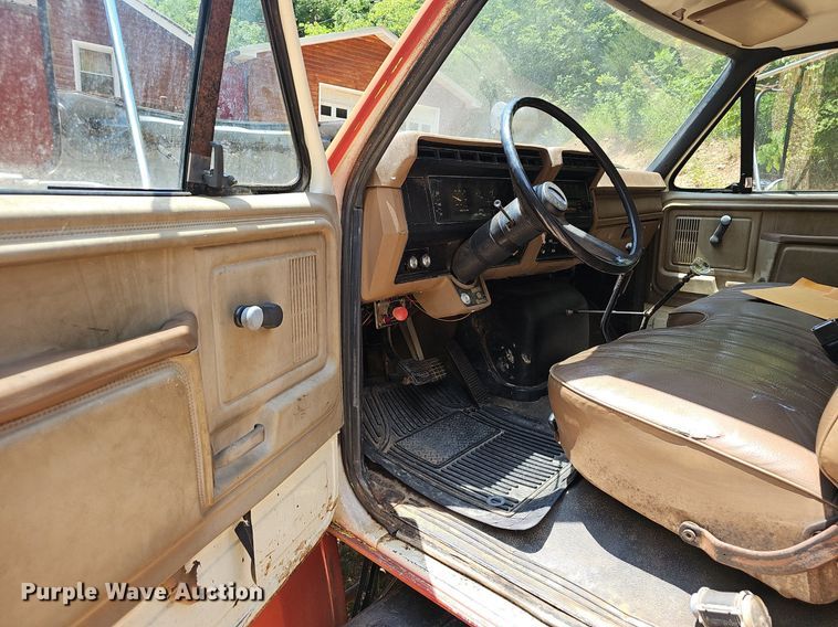 image for item EJ5697 1987 Ford F700 dump flatbed truck