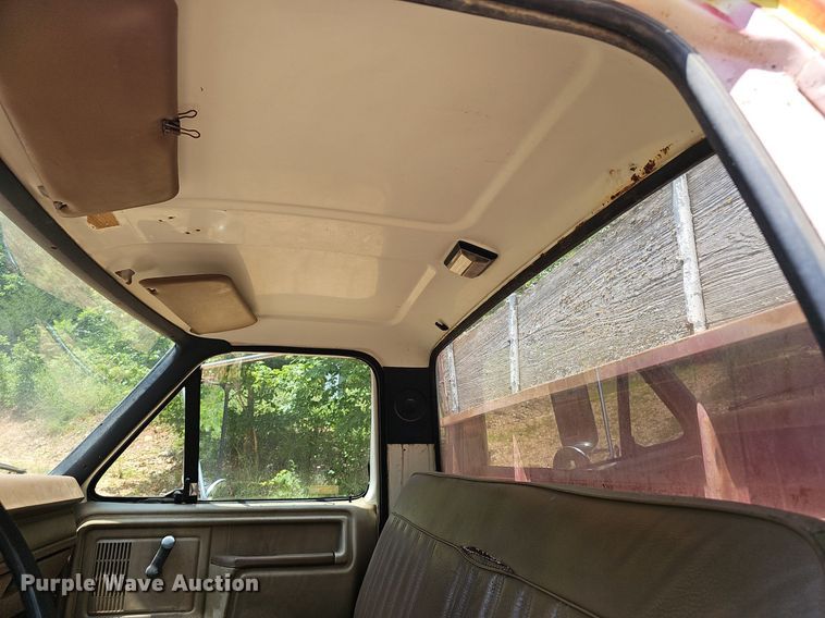 image for item EJ5697 1987 Ford F700 dump flatbed truck