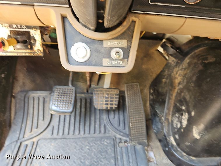 image for item EJ5697 1987 Ford F700 dump flatbed truck