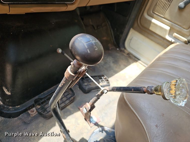 image for item EJ5697 1987 Ford F700 dump flatbed truck