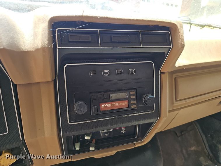 image for item EJ5697 1987 Ford F700 dump flatbed truck