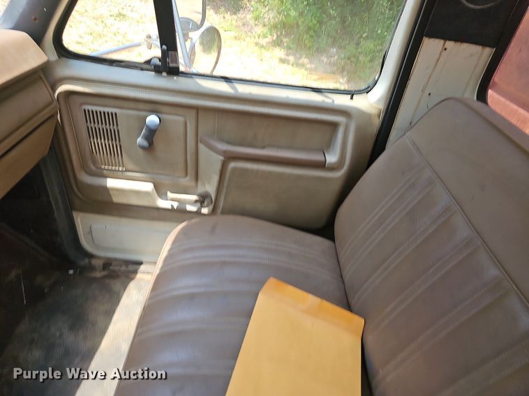 image for item EJ5697 1987 Ford F700 dump flatbed truck