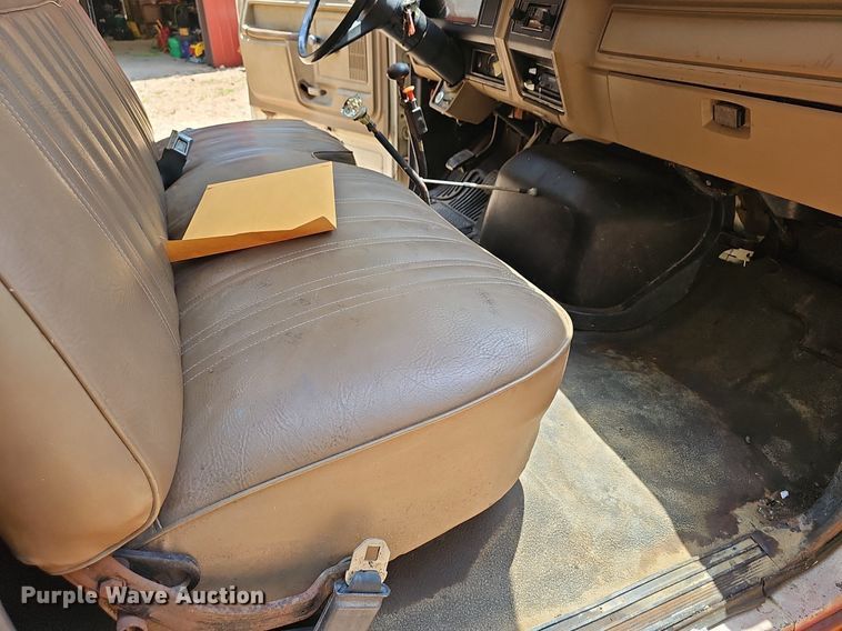 image for item EJ5697 1987 Ford F700 dump flatbed truck