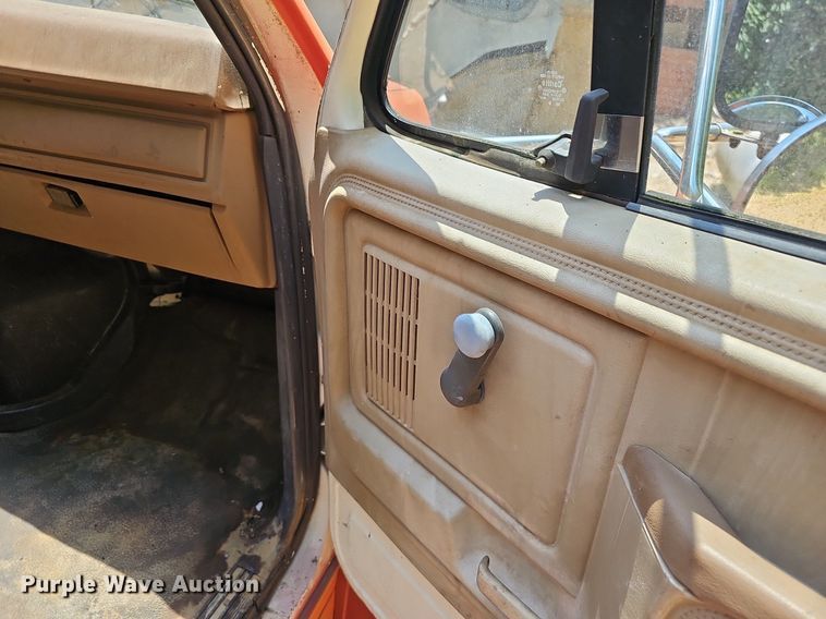 image for item EJ5697 1987 Ford F700 dump flatbed truck