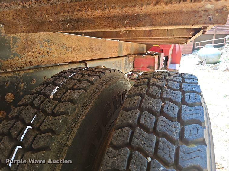 image for item EJ5697 1987 Ford F700 dump flatbed truck