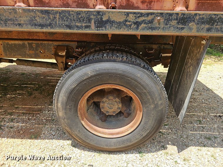 image for item EJ5697 1987 Ford F700 dump flatbed truck