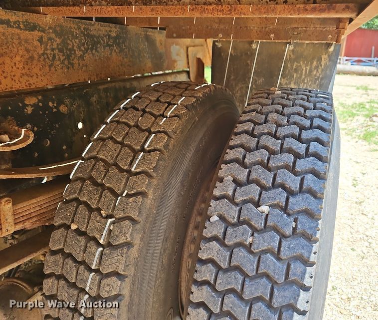 image for item EJ5697 1987 Ford F700 dump flatbed truck