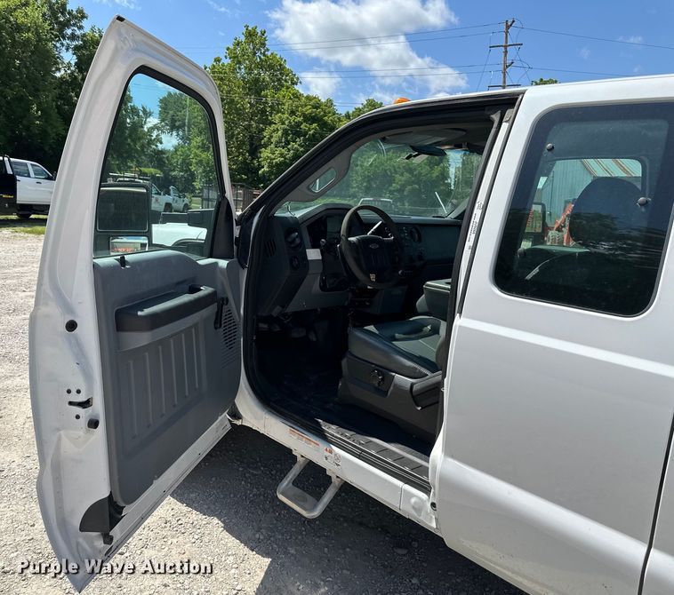 image for item EJ6959 2011 Ford F550 Super Duty SuperCab flatbed truck