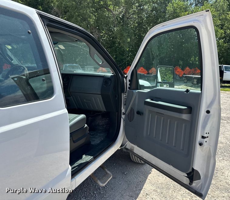 image for item EJ6959 2011 Ford F550 Super Duty SuperCab flatbed truck