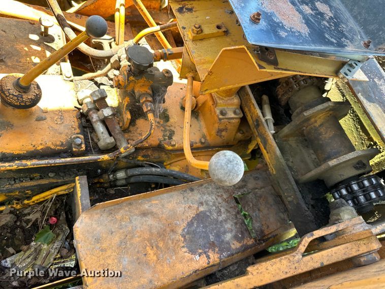 image for item EJ6975 Davis  Road Run'r  trencher