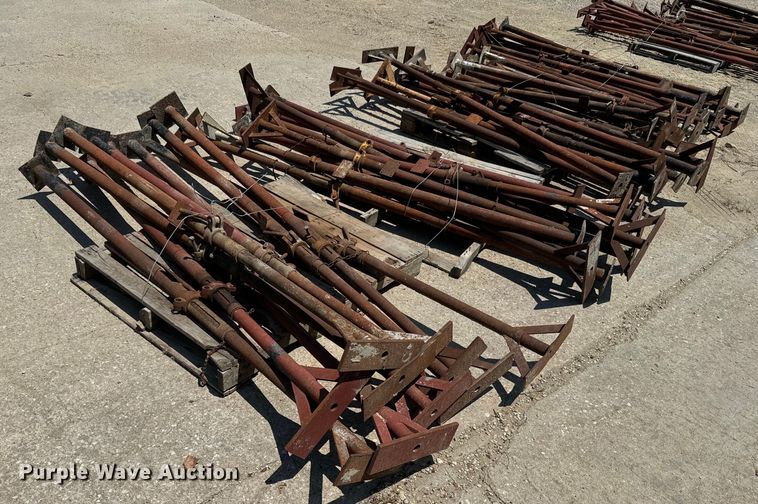 image for item EK1494 Approximately 50 Acrow screw jacks