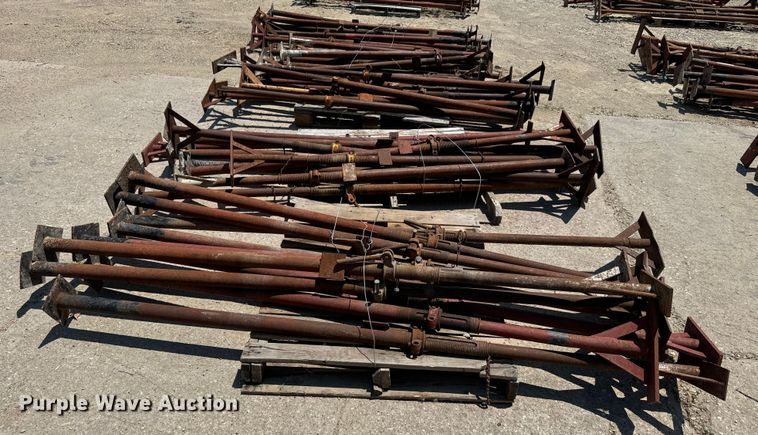 image for item EK1494 Approximately 50 Acrow screw jacks