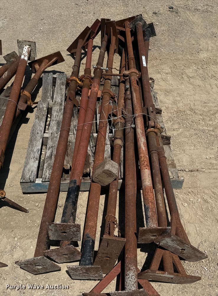 image for item EK1494 Approximately 50 Acrow screw jacks