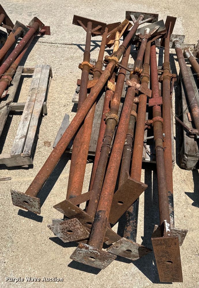 image for item EK1494 Approximately 50 Acrow screw jacks