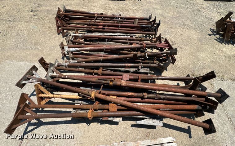 image for item EK1494 Approximately 50 Acrow screw jacks