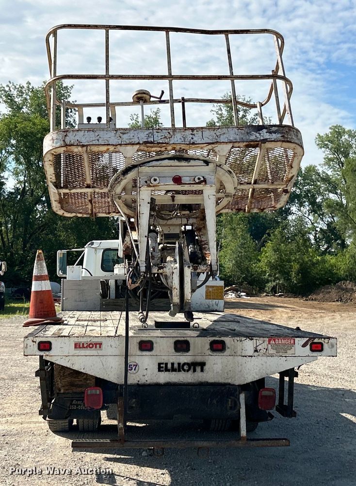 image for item EK4846 2000 International  4700 bucket truck