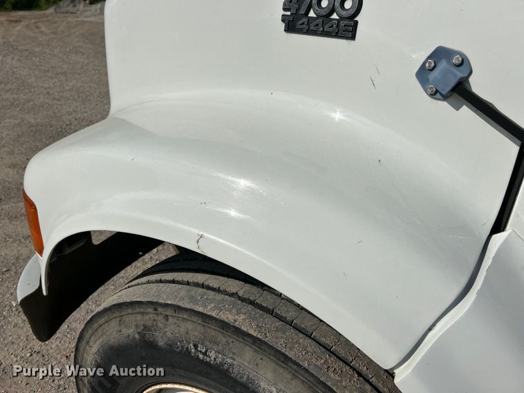 image for item EK4846 2000 International  4700 bucket truck