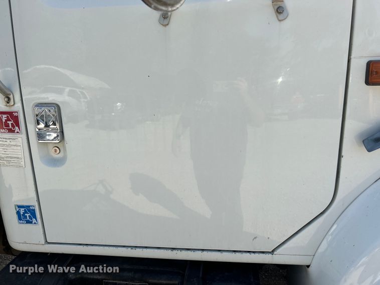 image for item EK4846 2000 International  4700 bucket truck