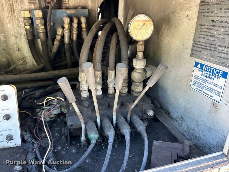 image for item EK4846 2000 International  4700 bucket truck