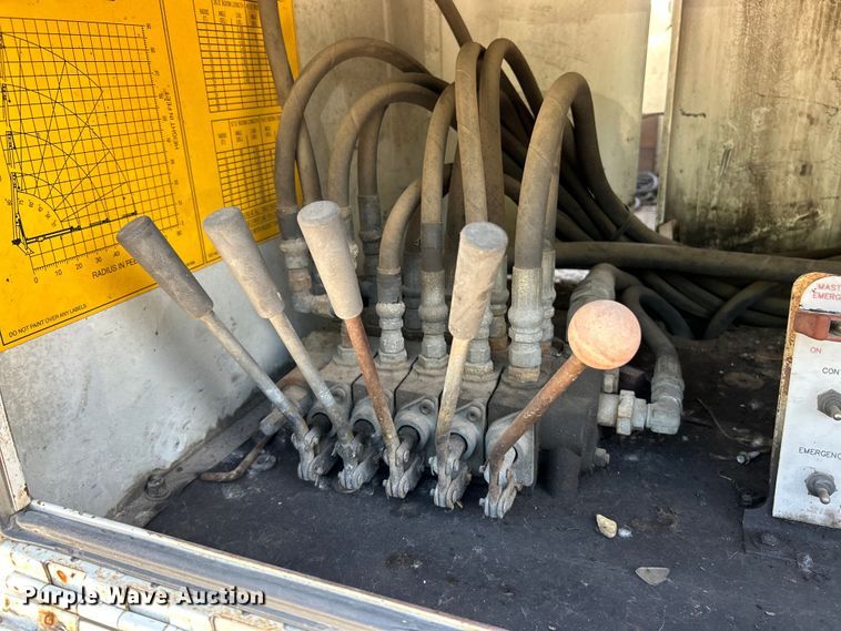 image for item EK4846 2000 International  4700 bucket truck