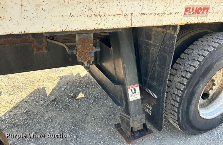 image for item EK4846 2000 International  4700 bucket truck