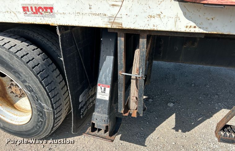 image for item EK4846 2000 International  4700 bucket truck