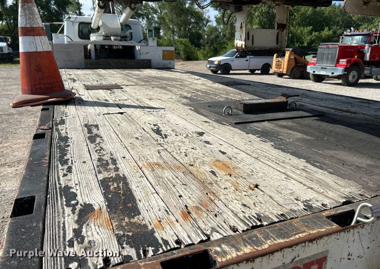 image for item EK4846 2000 International  4700 bucket truck