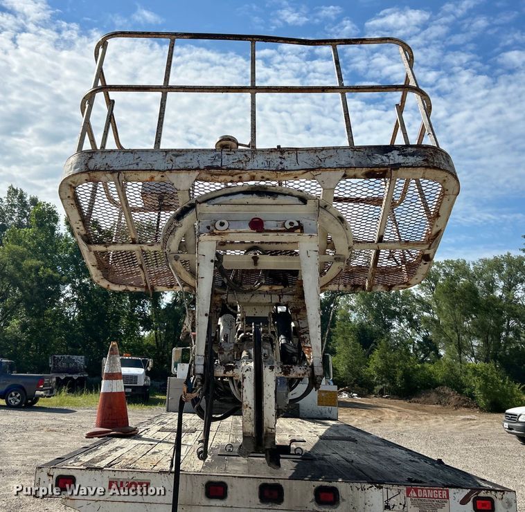 image for item EK4846 2000 International  4700 bucket truck