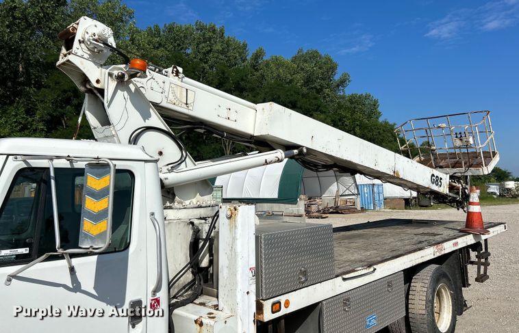 image for item EK4846 2000 International  4700 bucket truck