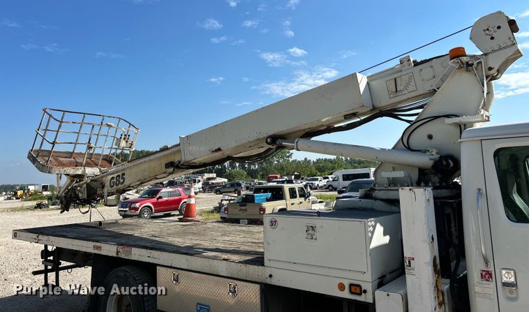 image for item EK4846 2000 International  4700 bucket truck