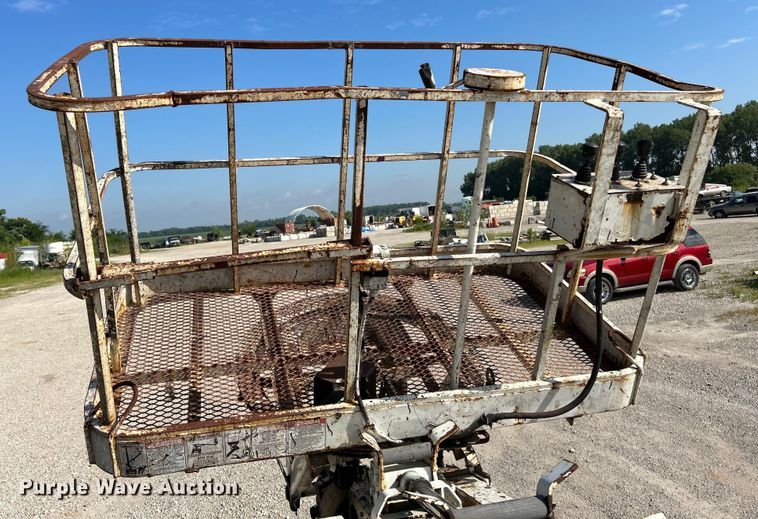 image for item EK4846 2000 International  4700 bucket truck