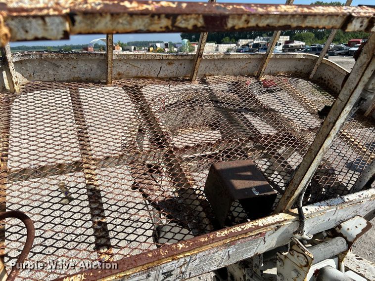 image for item EK4846 2000 International  4700 bucket truck