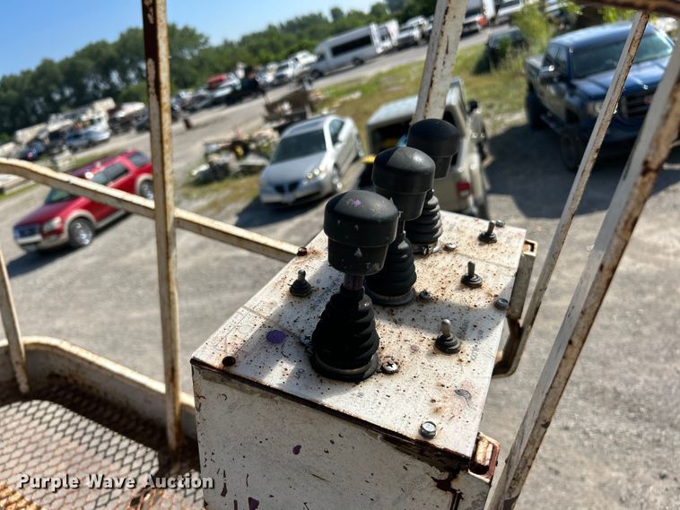 image for item EK4846 2000 International  4700 bucket truck