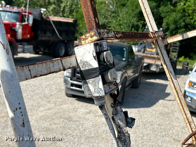 image for item EK4846 2000 International  4700 bucket truck